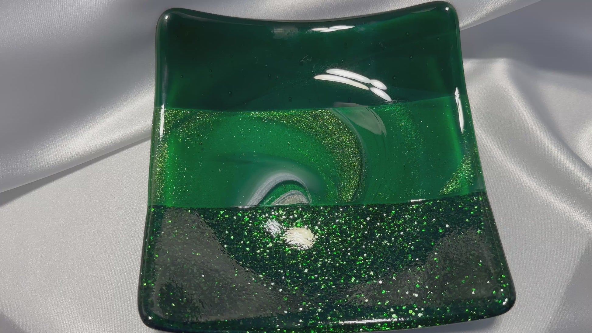 Green Sparkle Glass Plate Fused Glass Plate Centerpiece Decorative Emerald Green Glitter Plate for Dining Home Decor Housewarming Gift